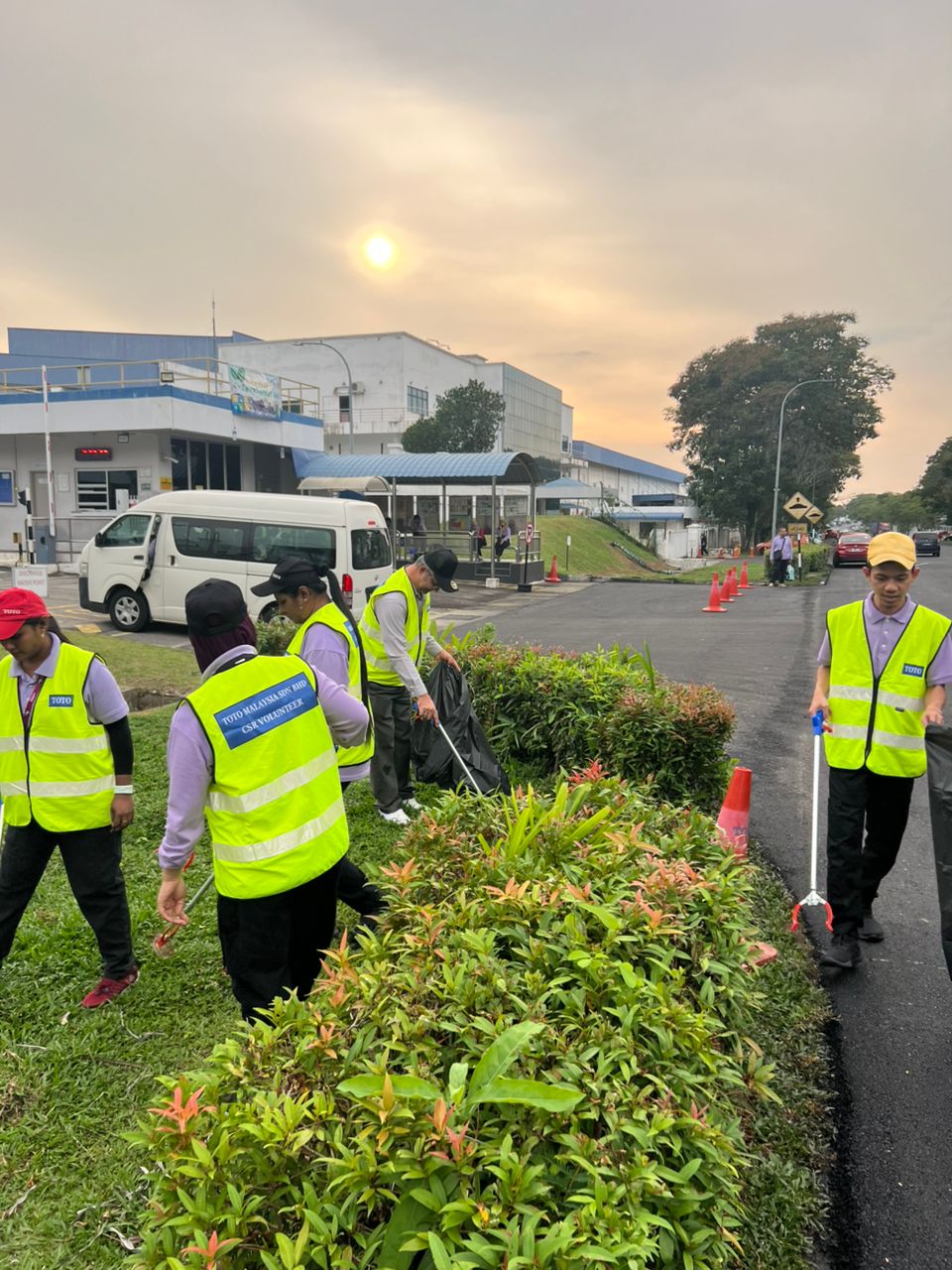 toto-staff-collecting-rubbish