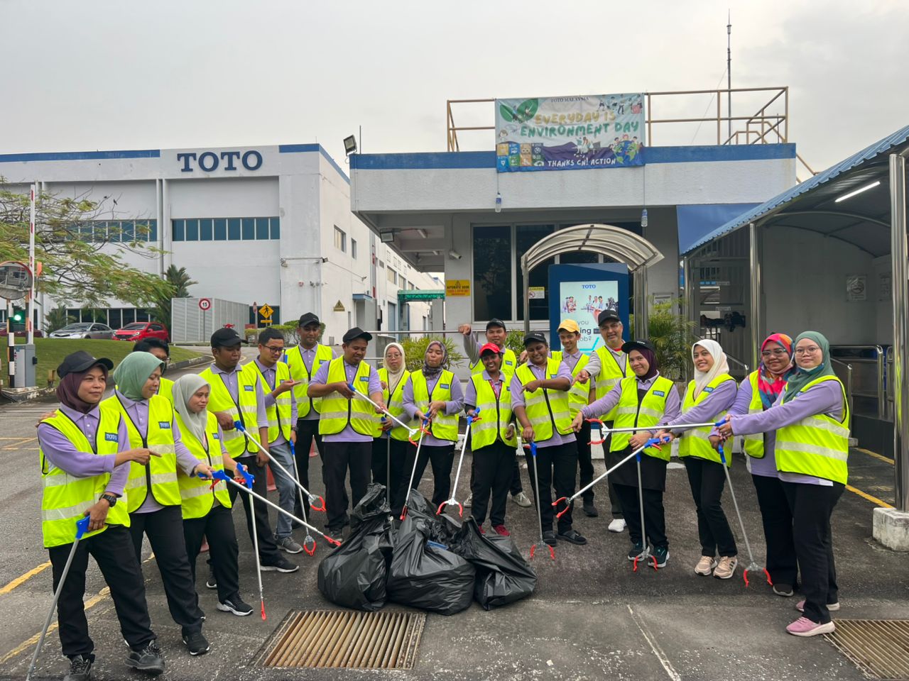 toto-staff-collecting-rubbish