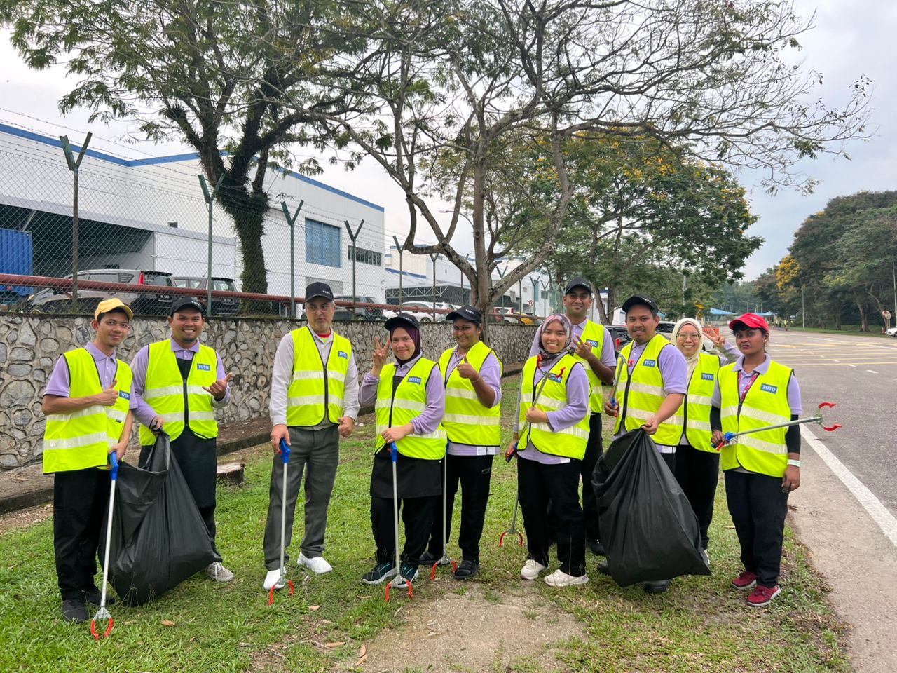 toto-staff-collecting-rubbish