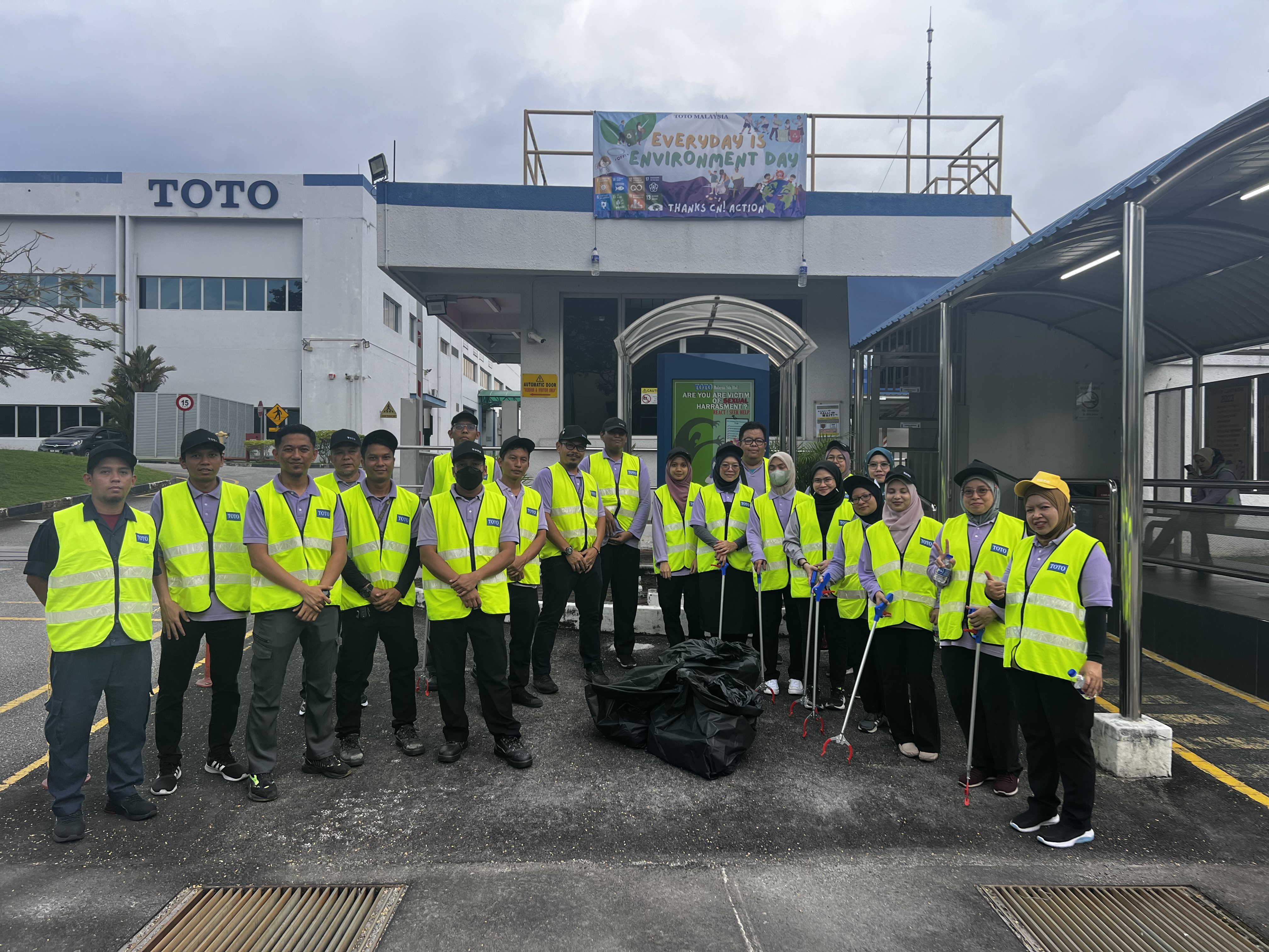 toto-staff-collecting-rubbish