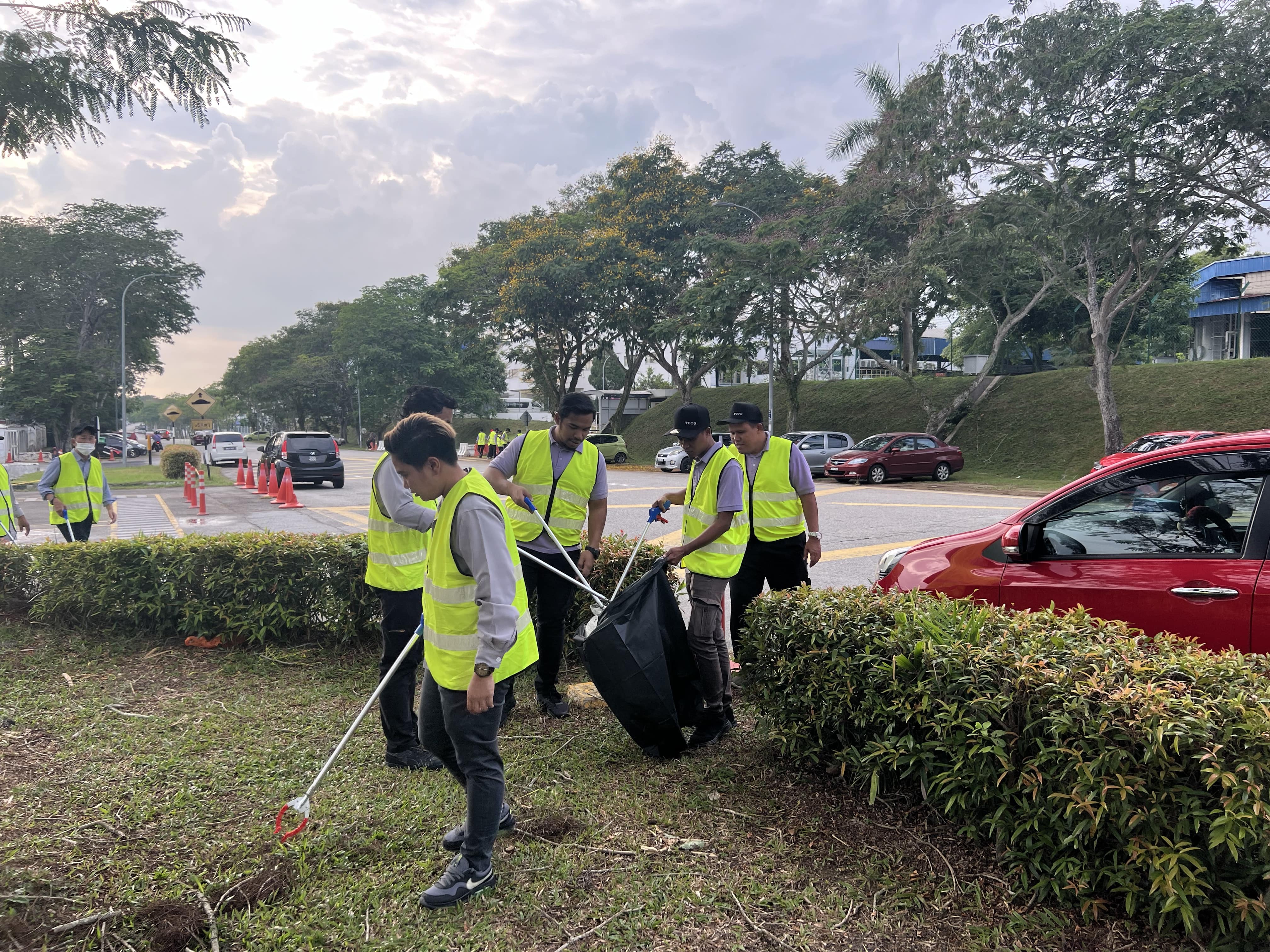 toto-staff-collecting-rubbish