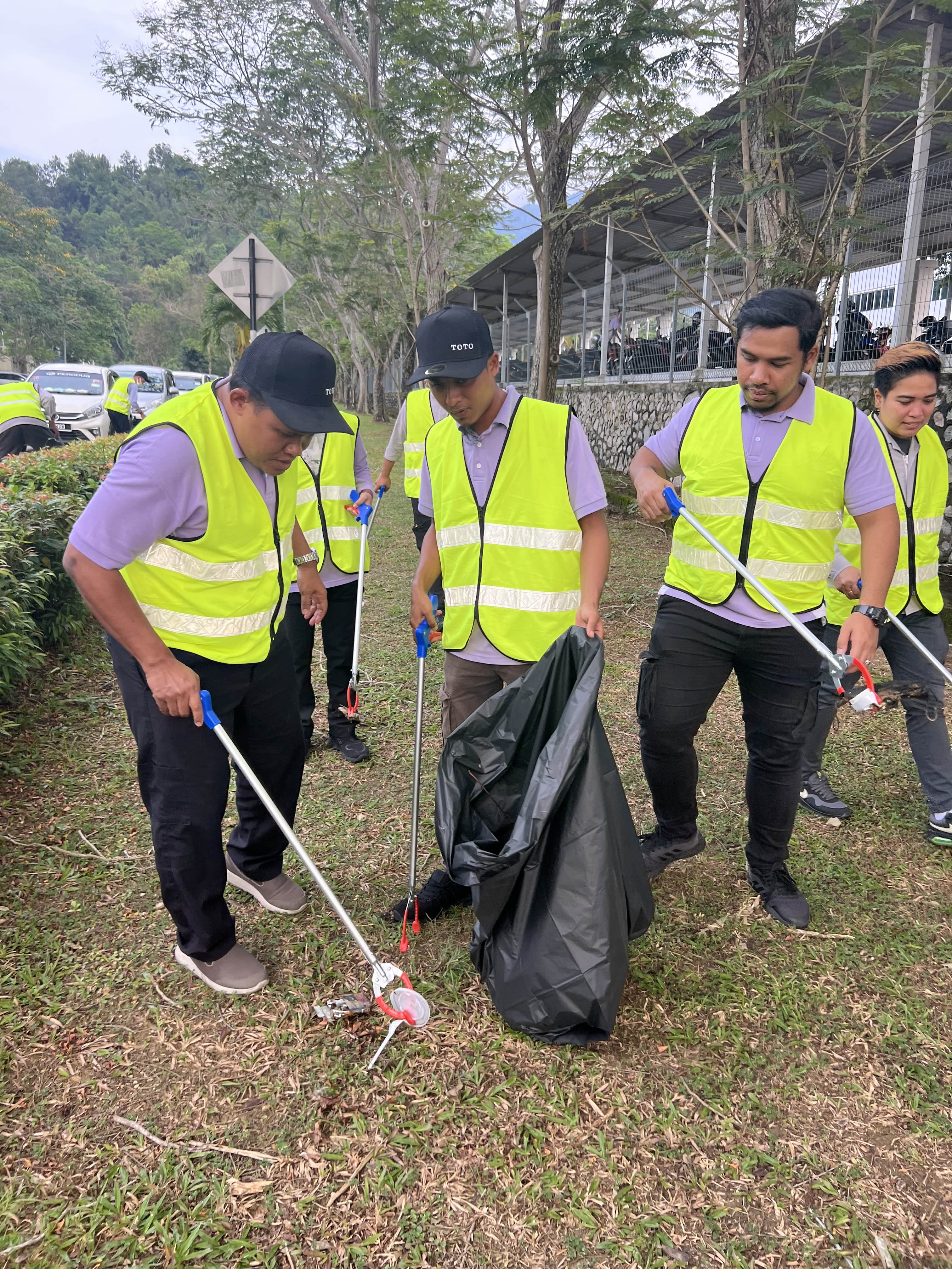toto-staff-collecting-rubbish