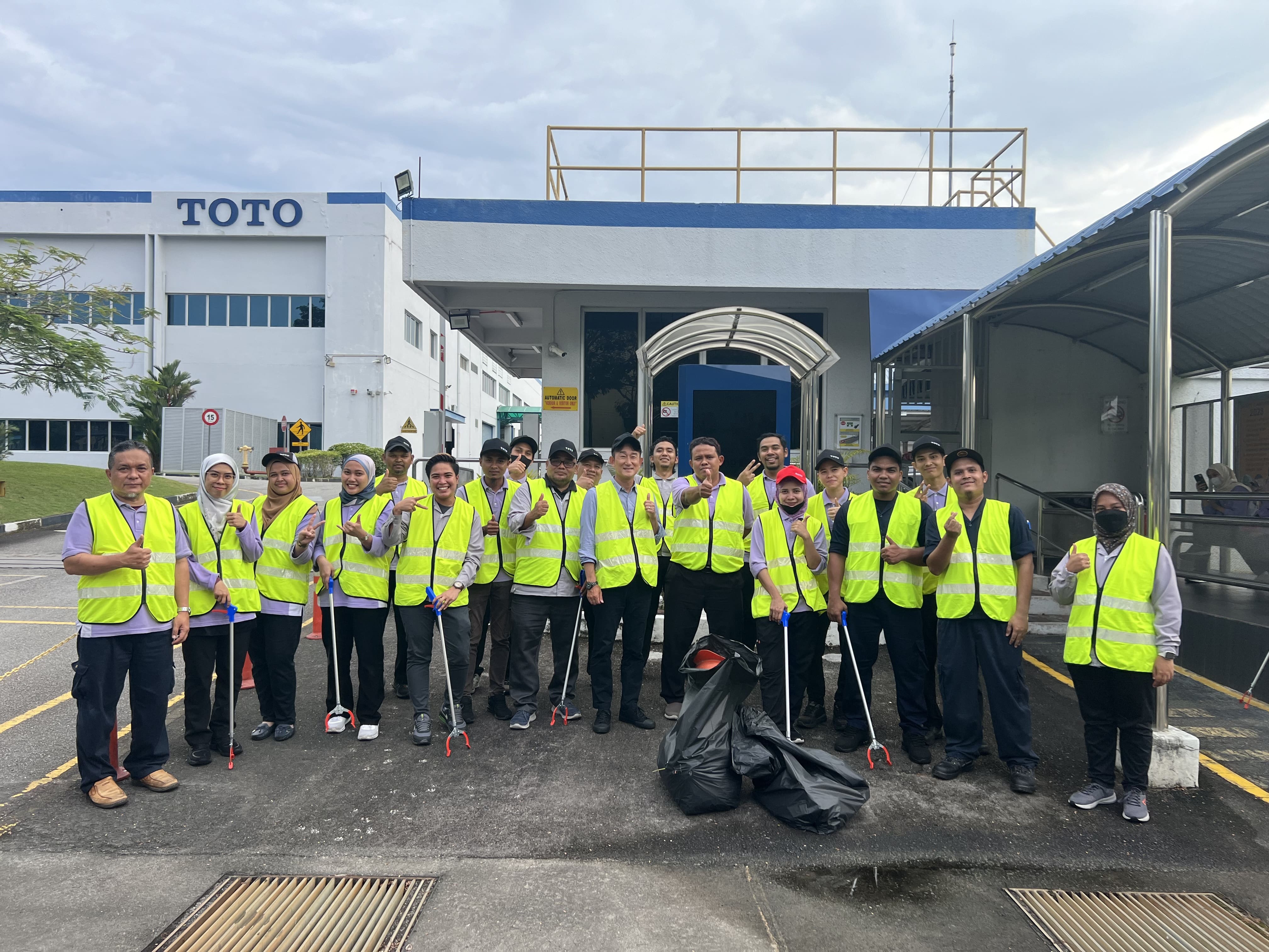 toto-staff-collecting-rubbish