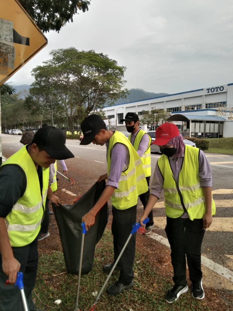 toto-staff-collecting-rubbish